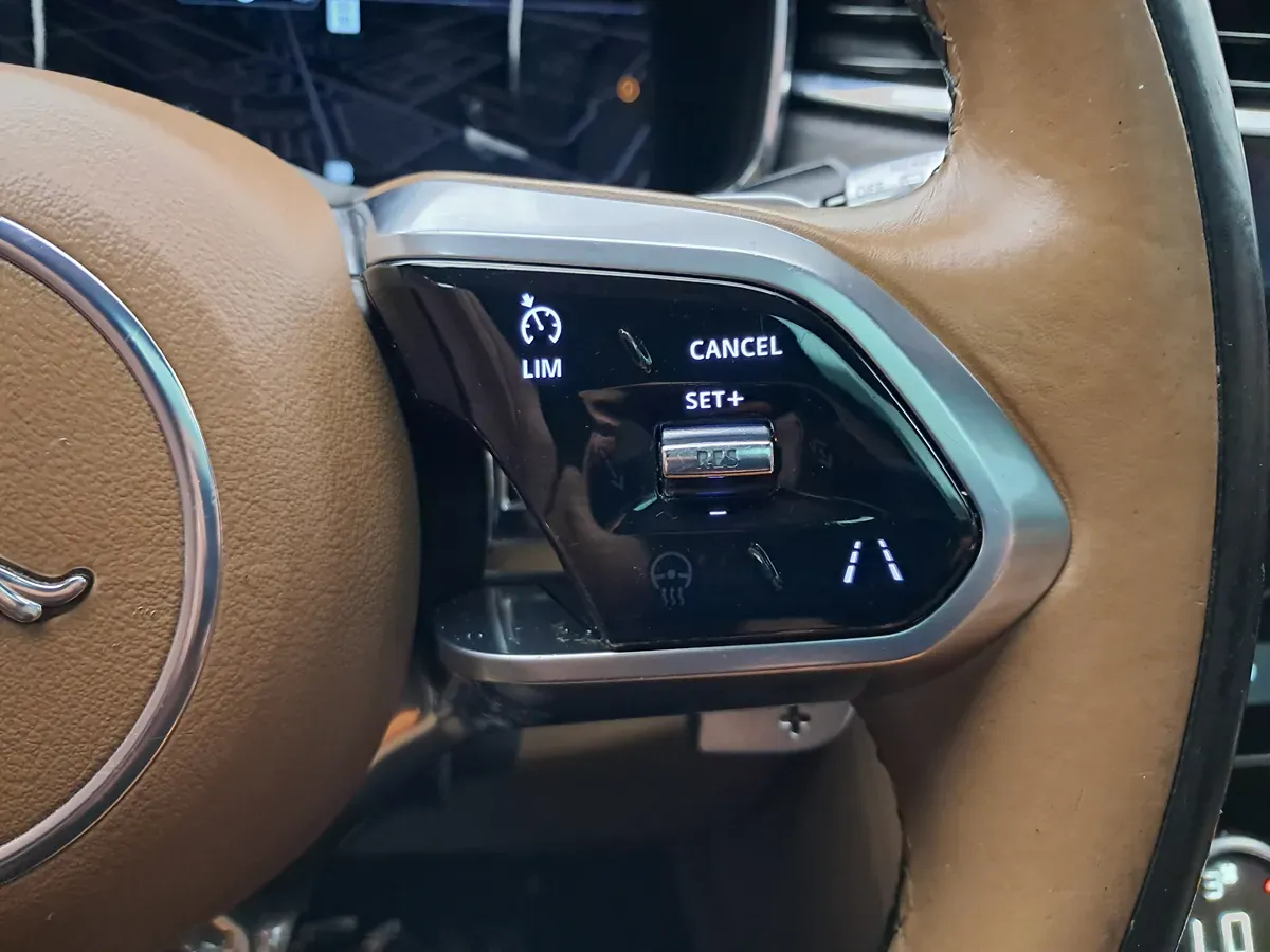 Jaguar F-PACE photo 9