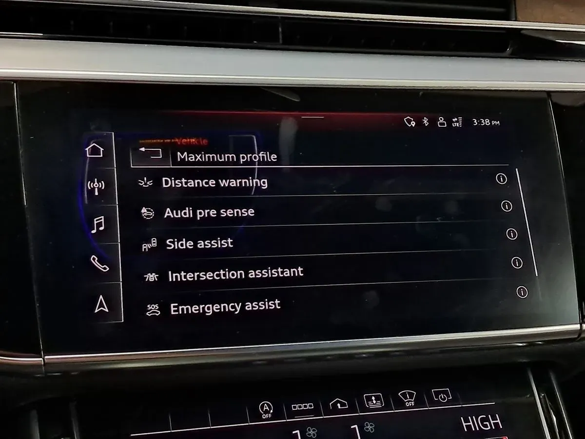 Audi A8 photo 38