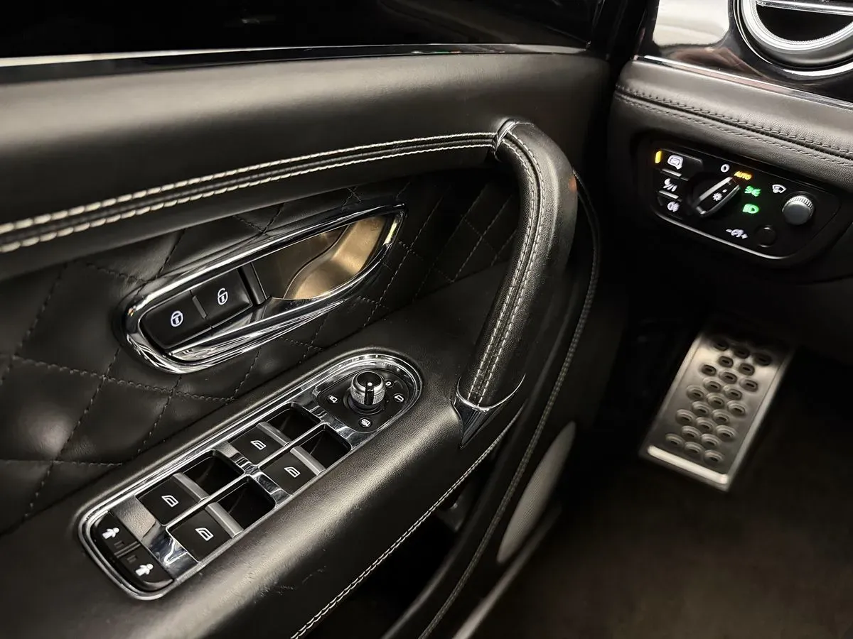 Bentley Bentayga photo 13