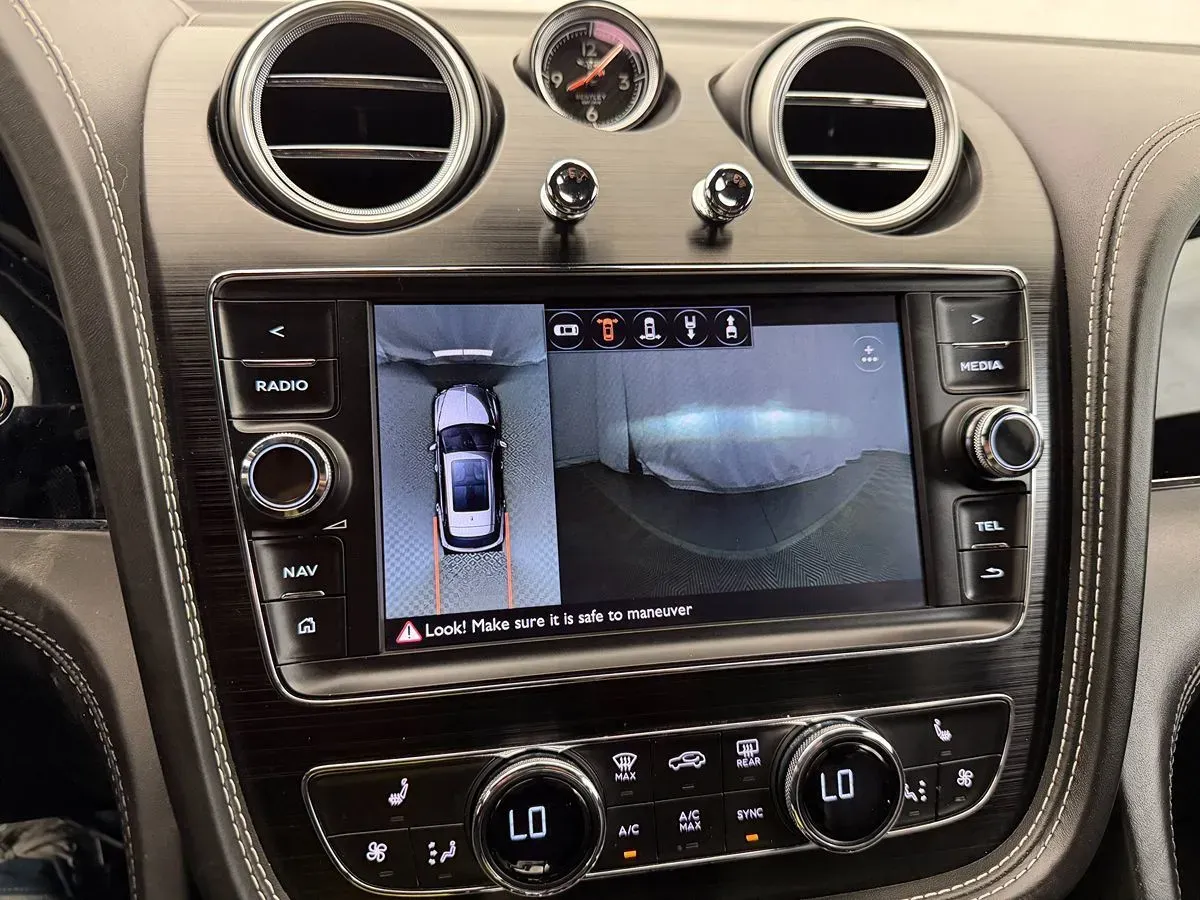 Bentley Bentayga photo 24