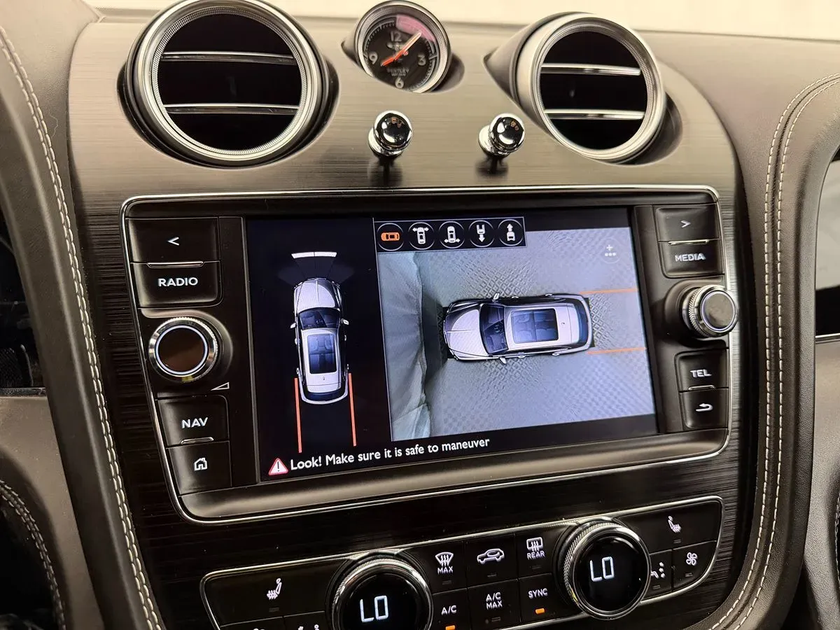 Bentley Bentayga photo 25