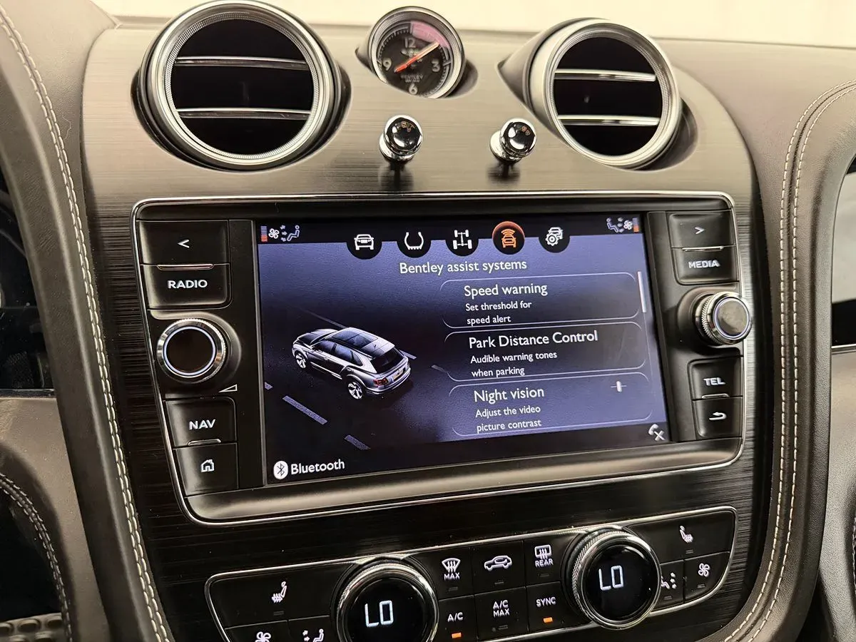 Bentley Bentayga photo 17