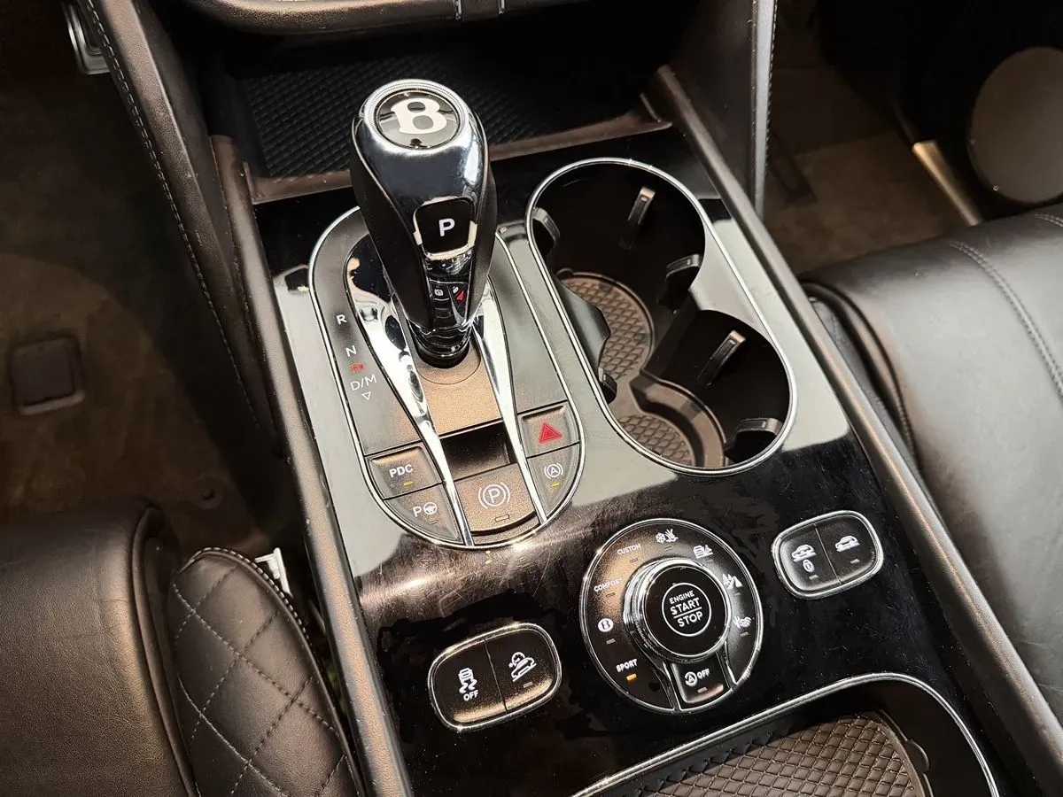 Bentley Bentayga photo 31