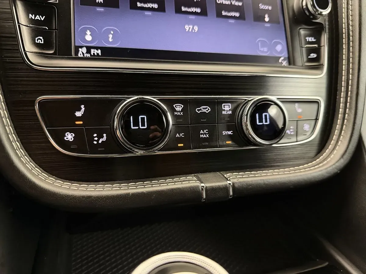 Bentley Bentayga photo 30
