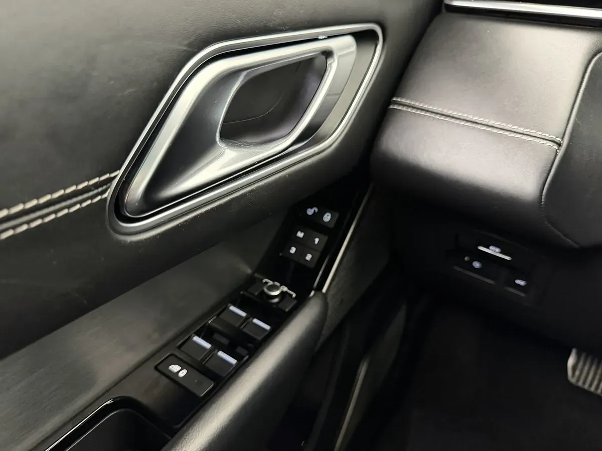 Land Rover Range Rover Velar photo 13