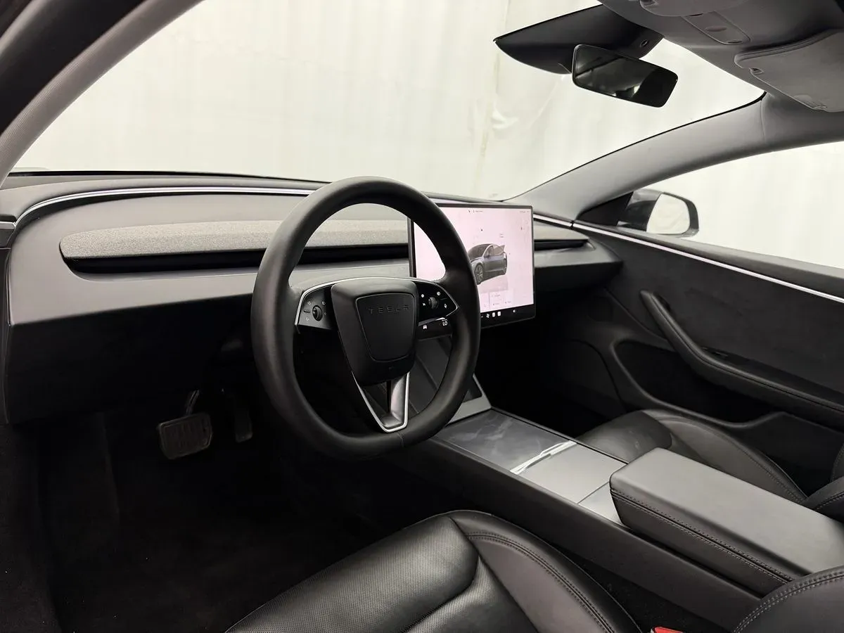 Tesla Model 3 photo 8