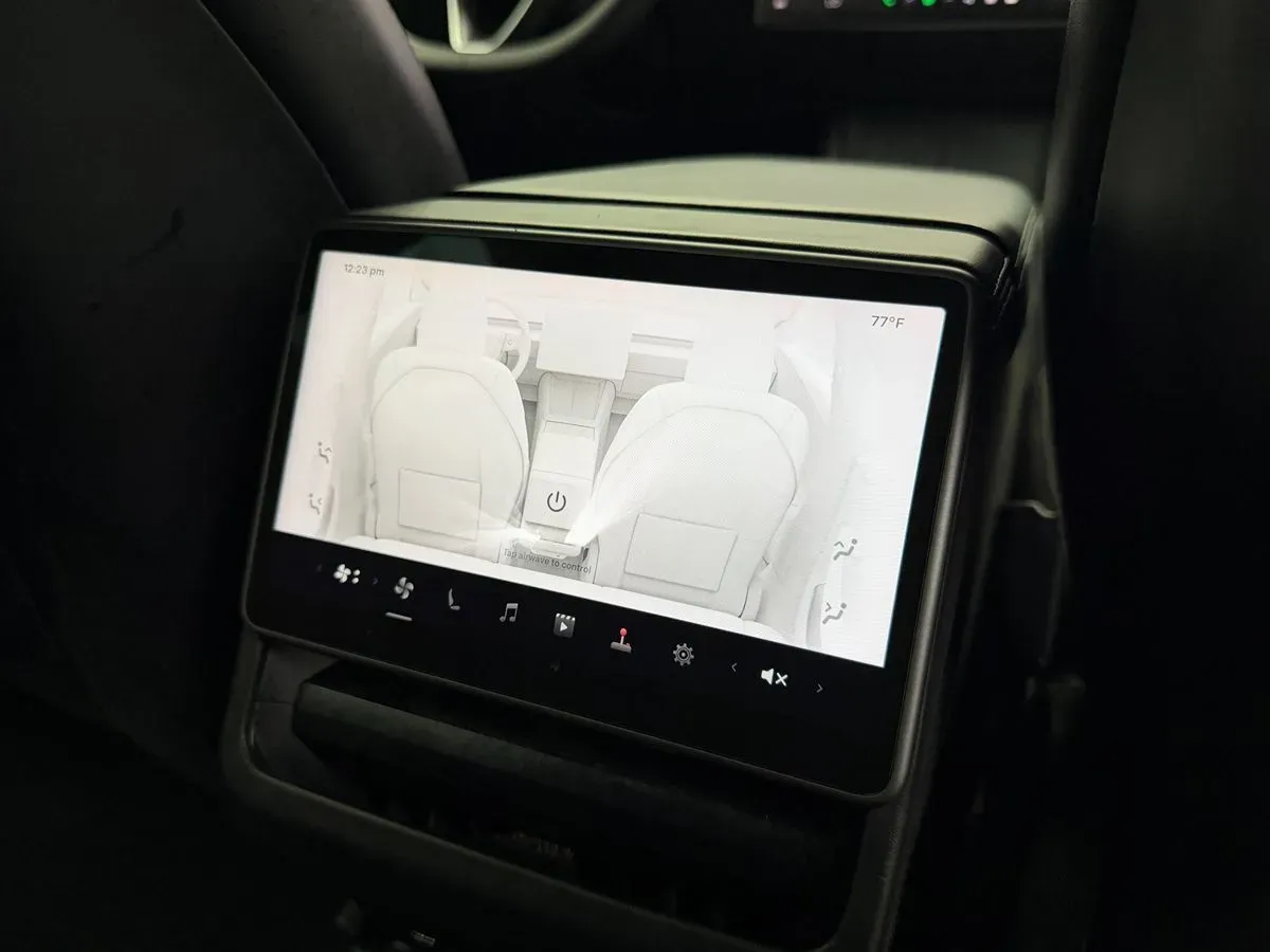 Tesla Model 3 photo 32