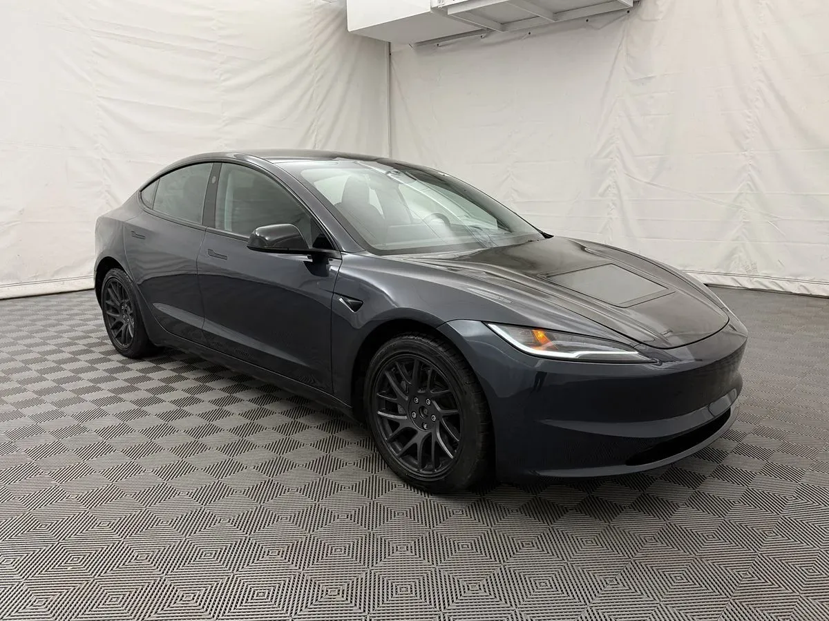 Tesla Model 3 photo 4