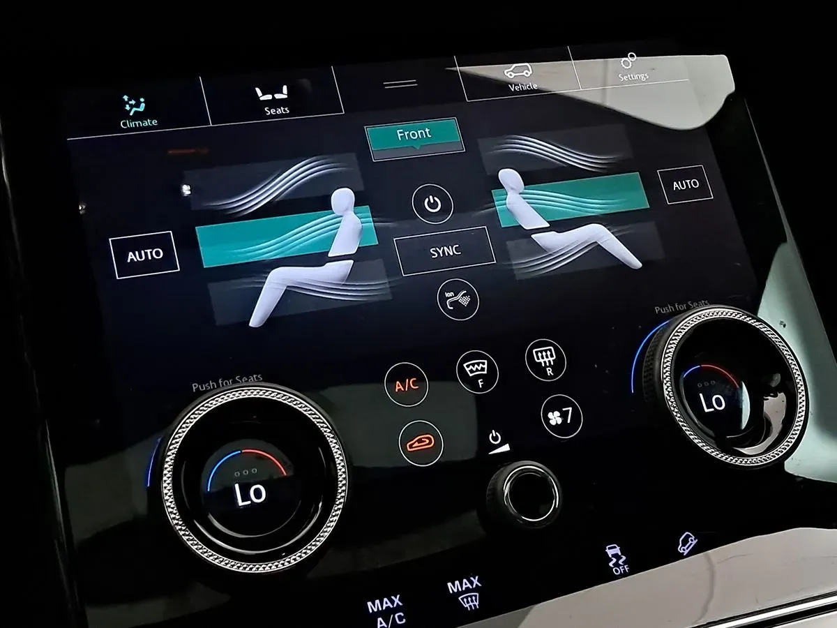 Land Rover Range Rover Velar photo 30
