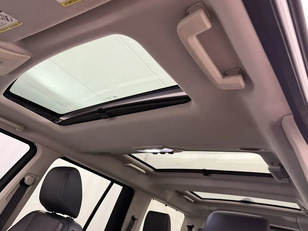 Land Rover LR4 photo 9