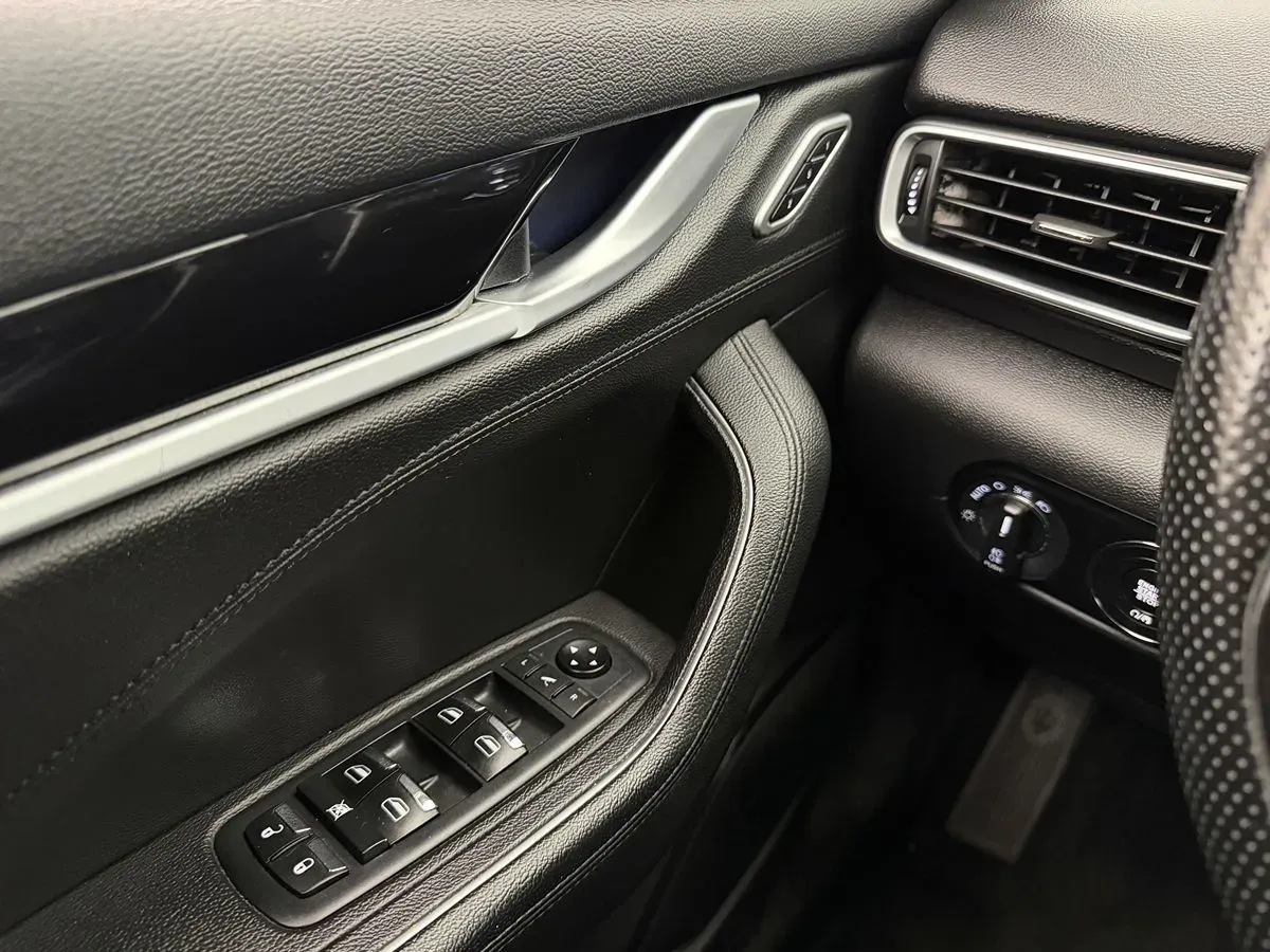 Maserati Levante photo 13