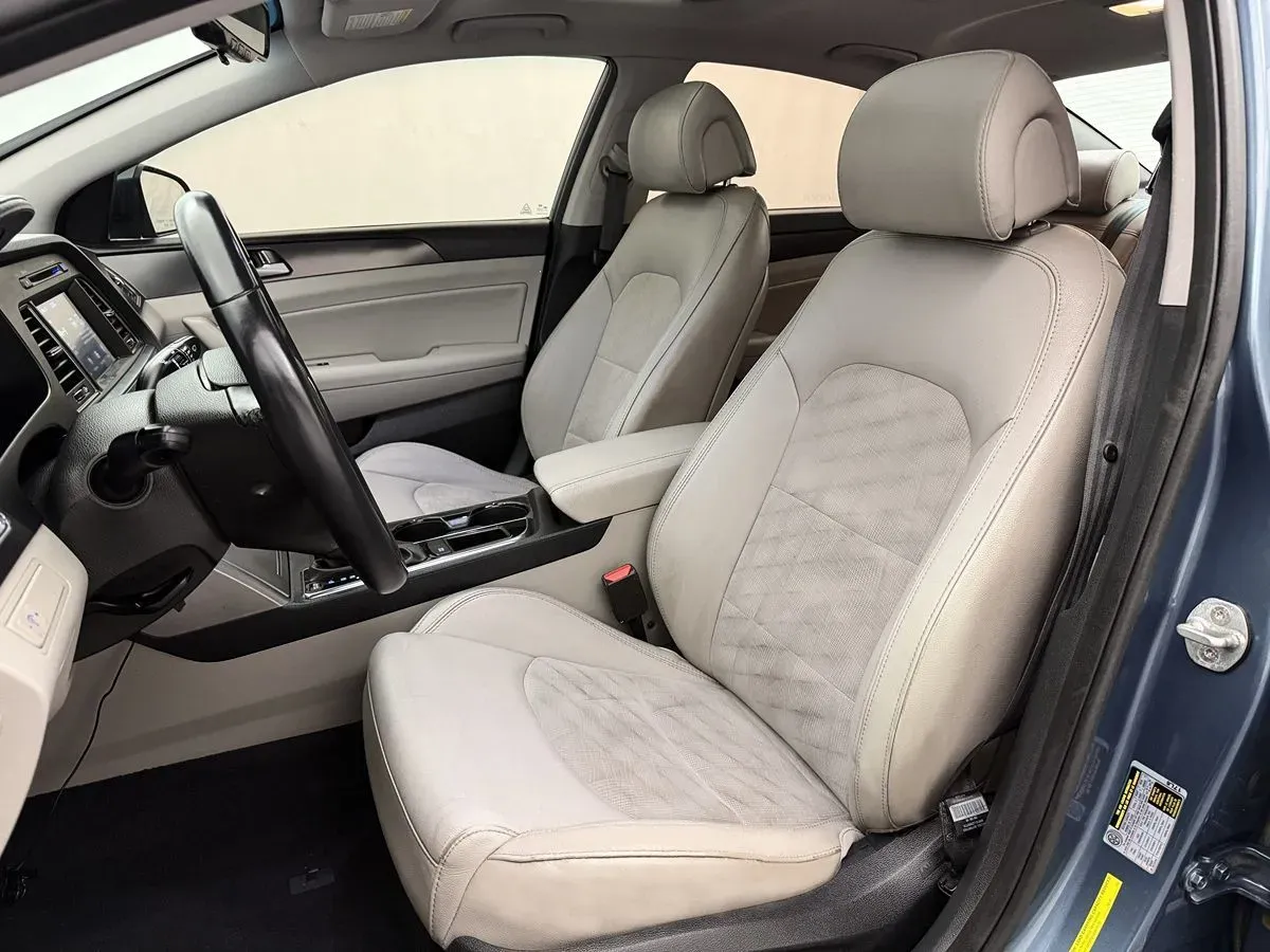 Hyundai Sonata photo 8