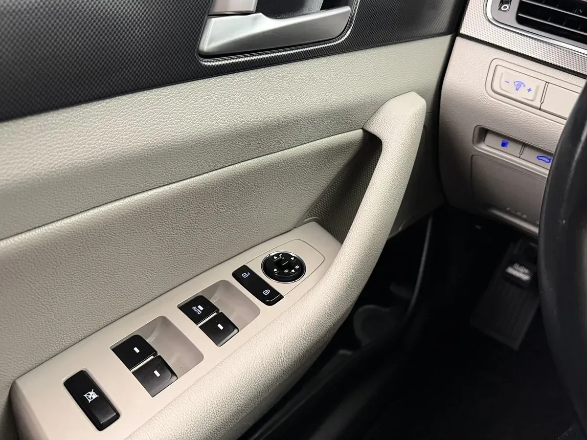 Hyundai Sonata photo 12