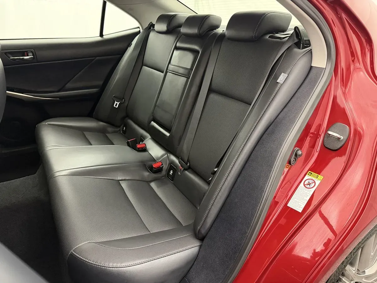 Lexus IS photo 21