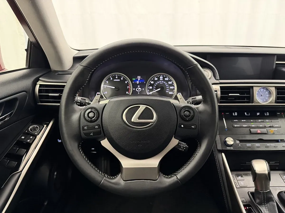 Lexus IS photo 9