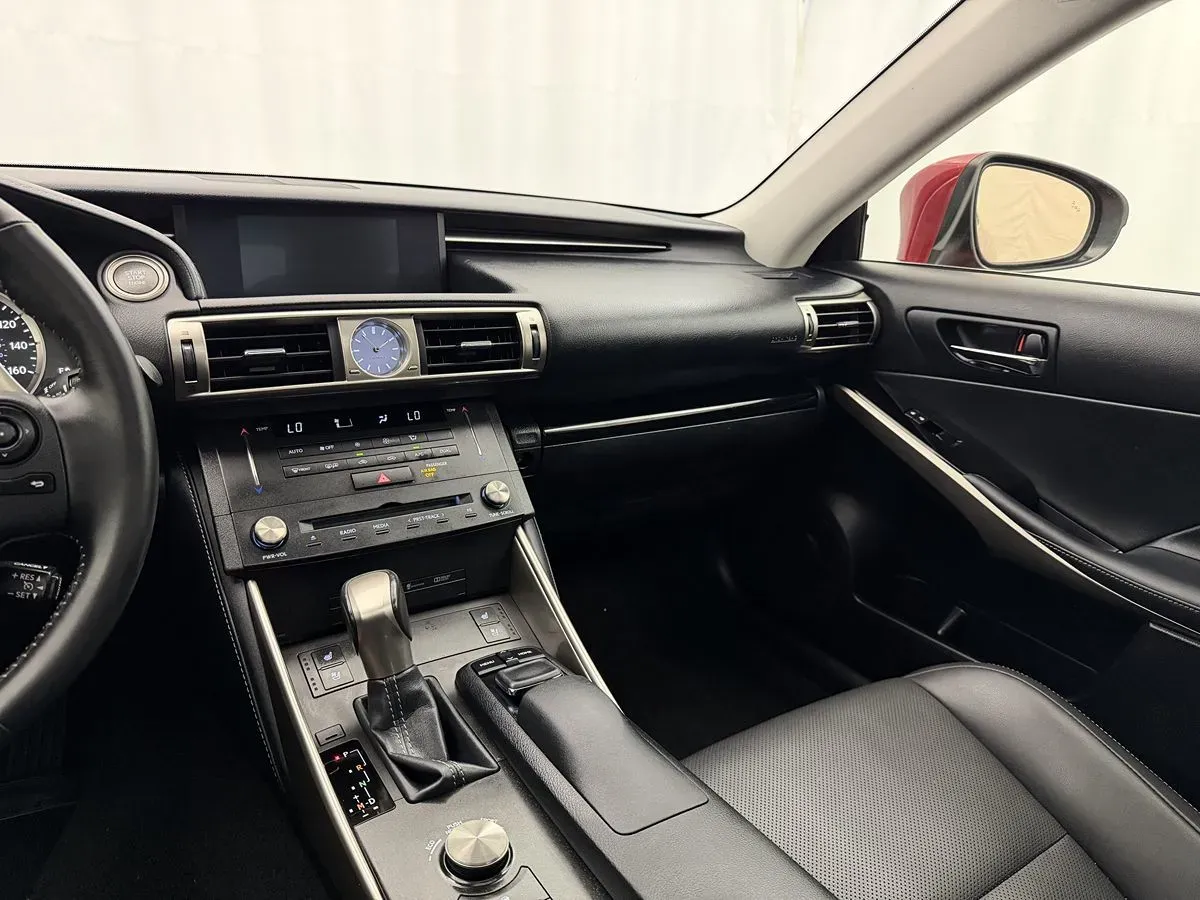 Lexus IS photo 16