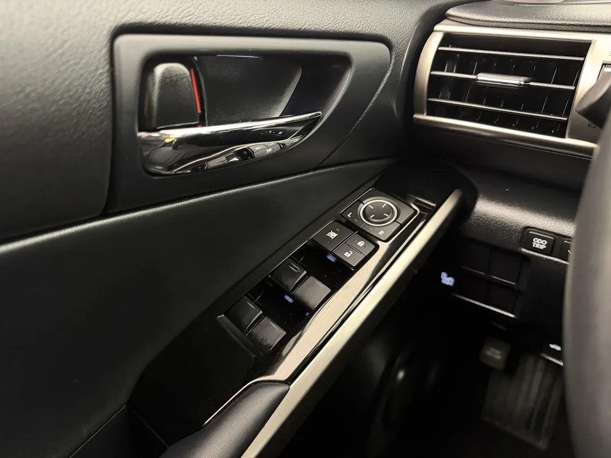 Lexus IS photo 13