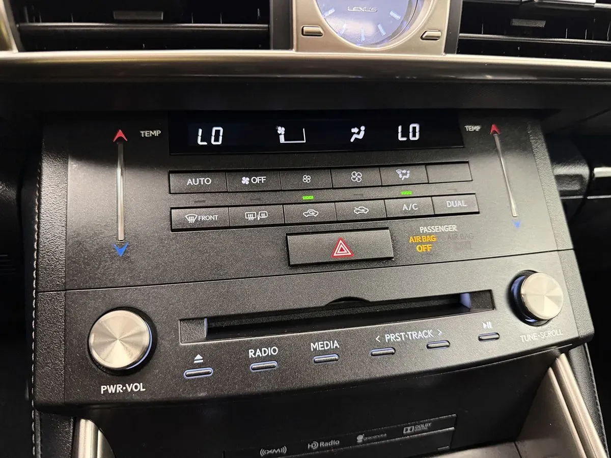 Lexus IS photo 17