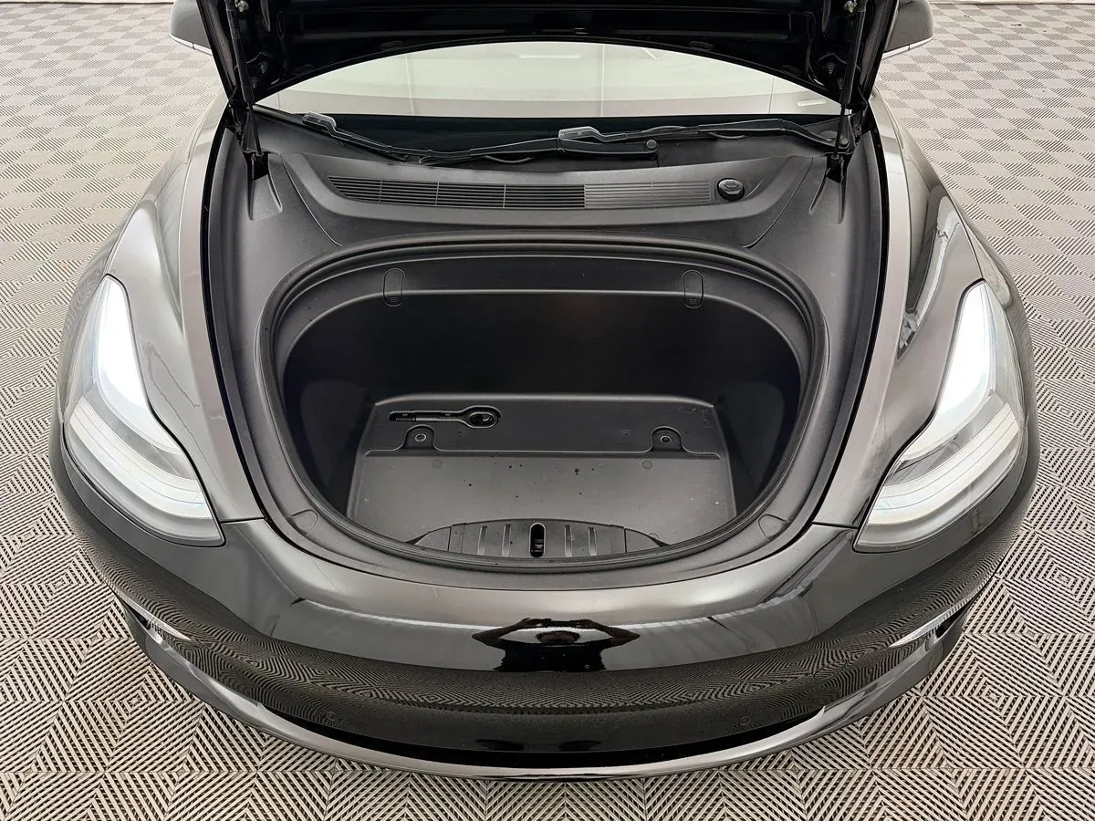 Tesla Model 3 photo 32