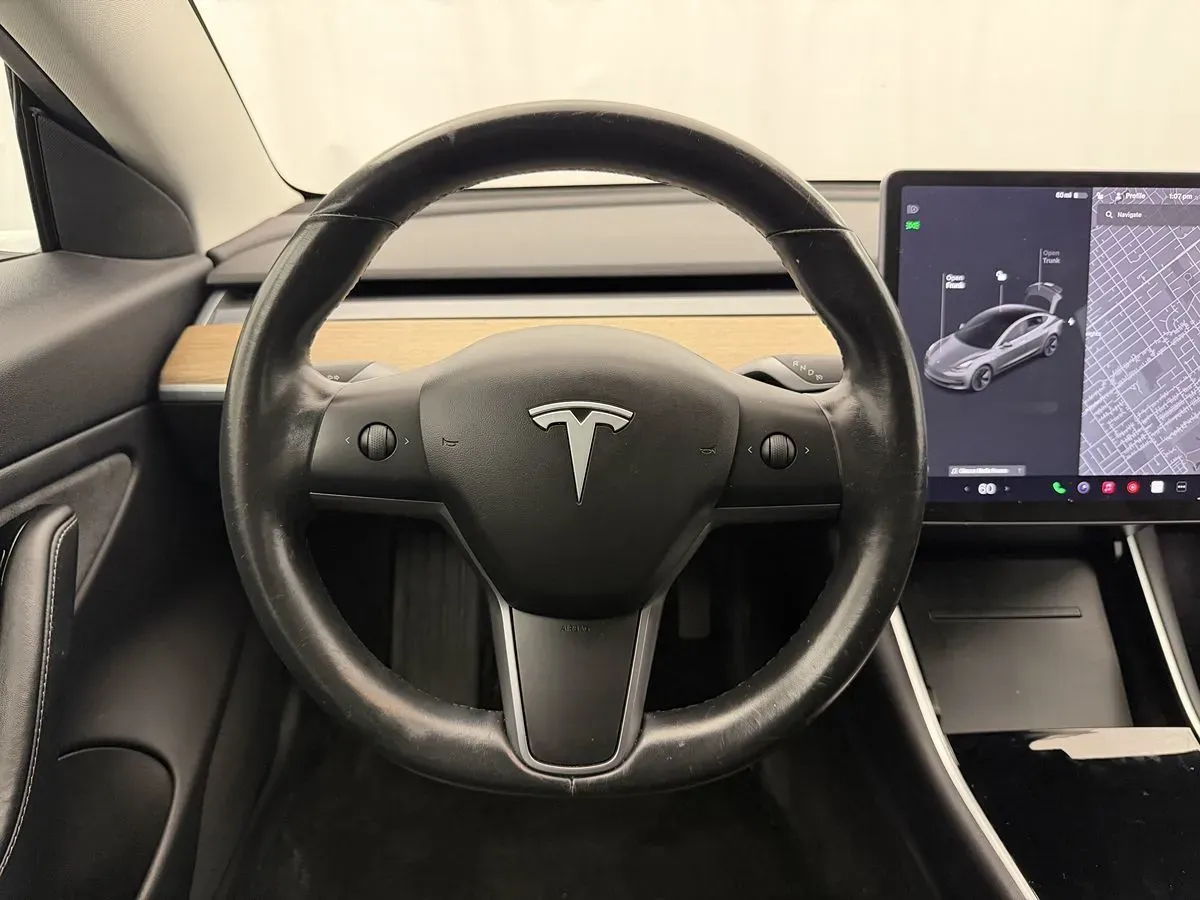 Tesla Model 3 photo 11