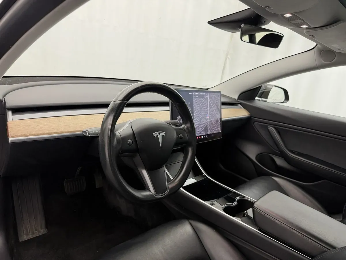 Tesla Model 3 photo 8
