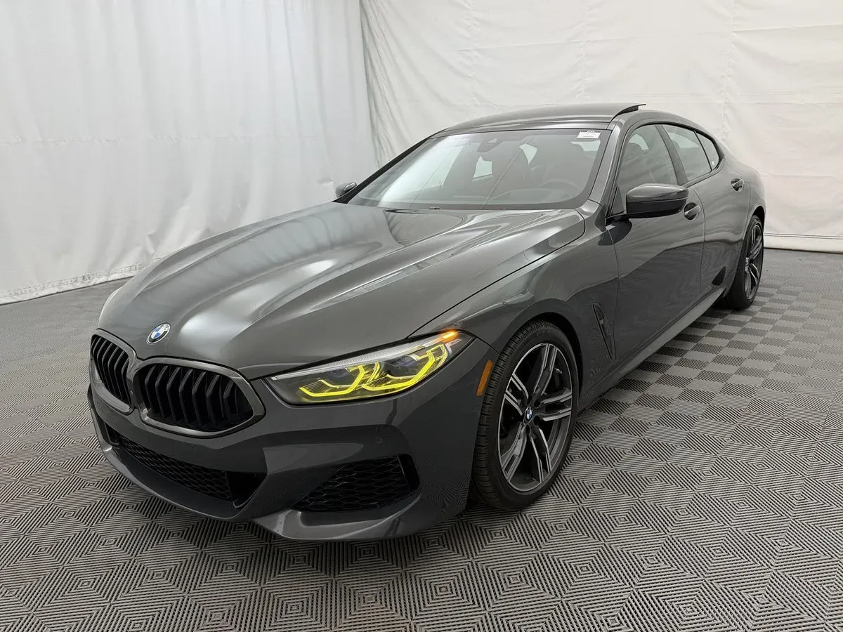 BMW 8 Series photo 2