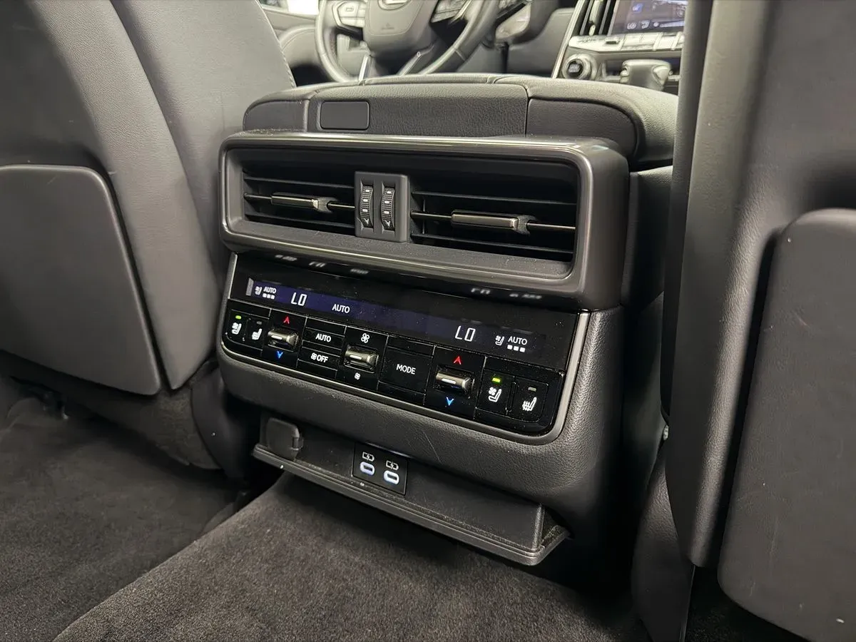 Lexus LX photo 40