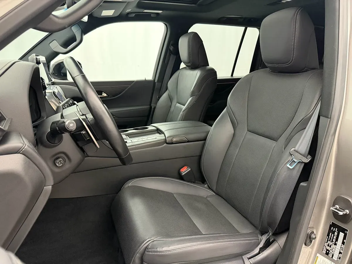 Lexus LX photo 11