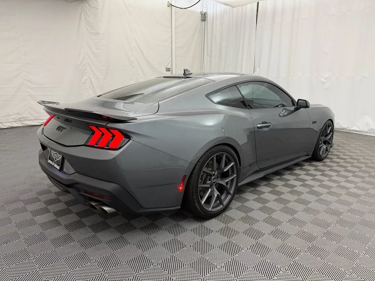 Ford Mustang photo 6
