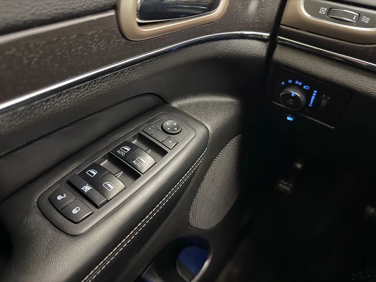 Jeep Grand Cherokee photo 16