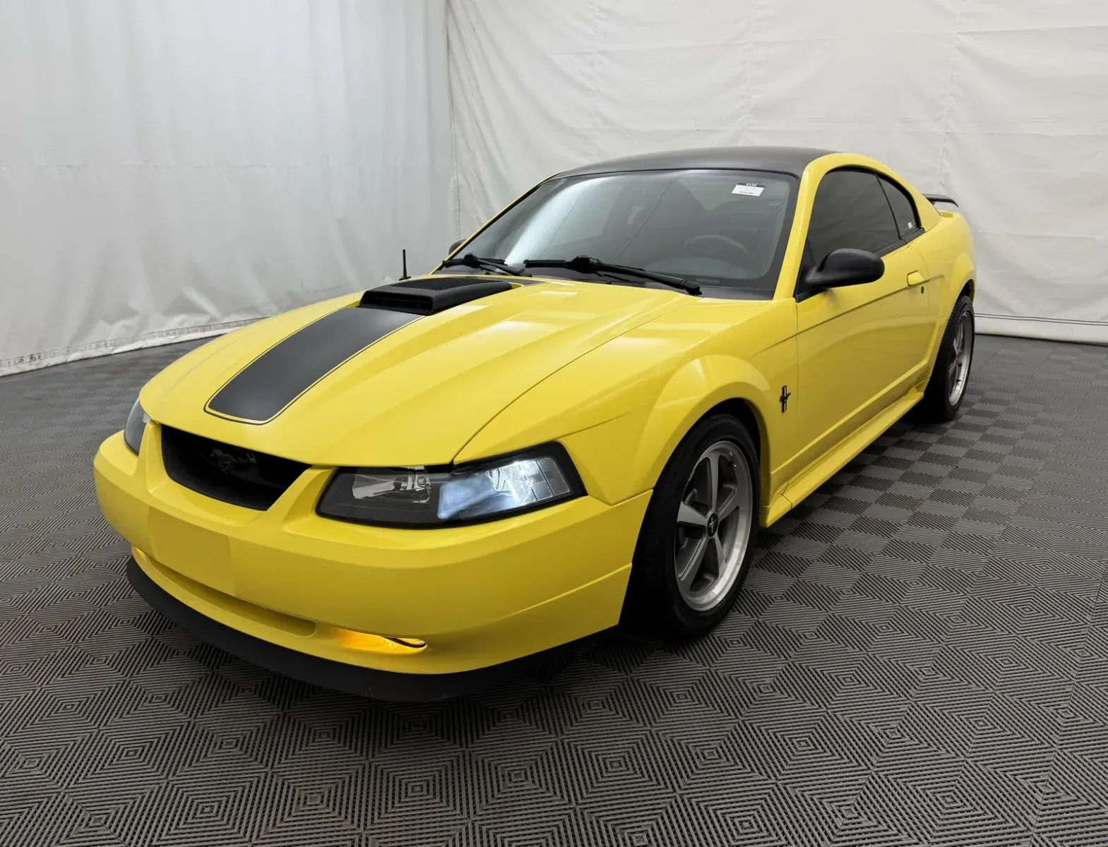 Ford Mustang photo 2