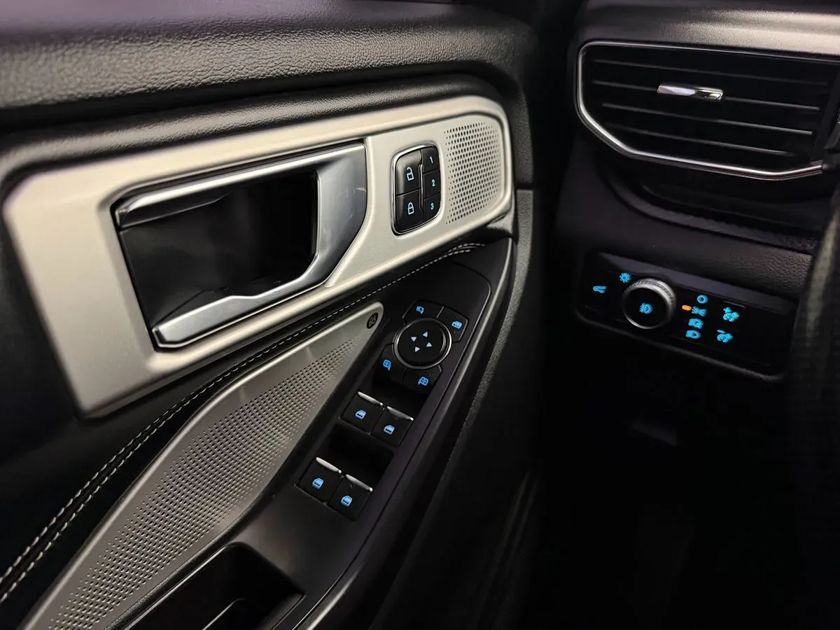 Ford Explorer photo 18