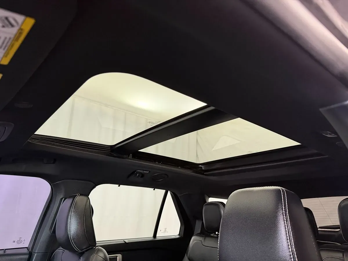 Ford Explorer photo 8