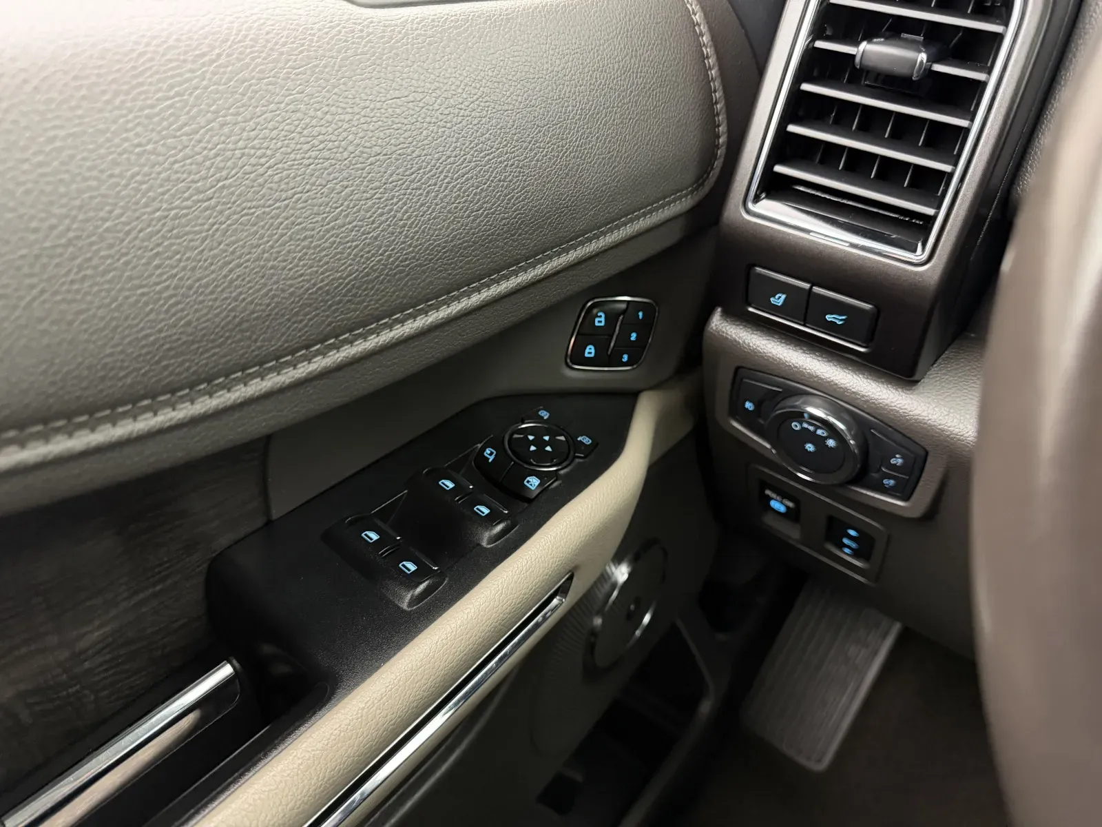 Ford Expedition photo 18