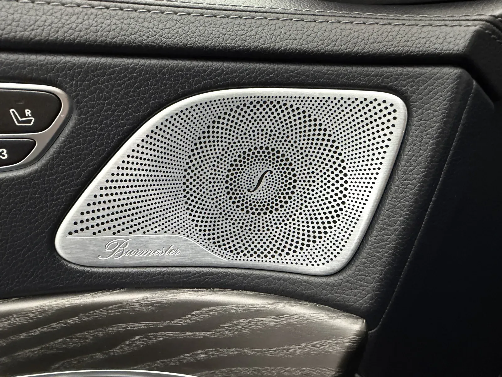 Mercedes-Benz S-Class photo 19