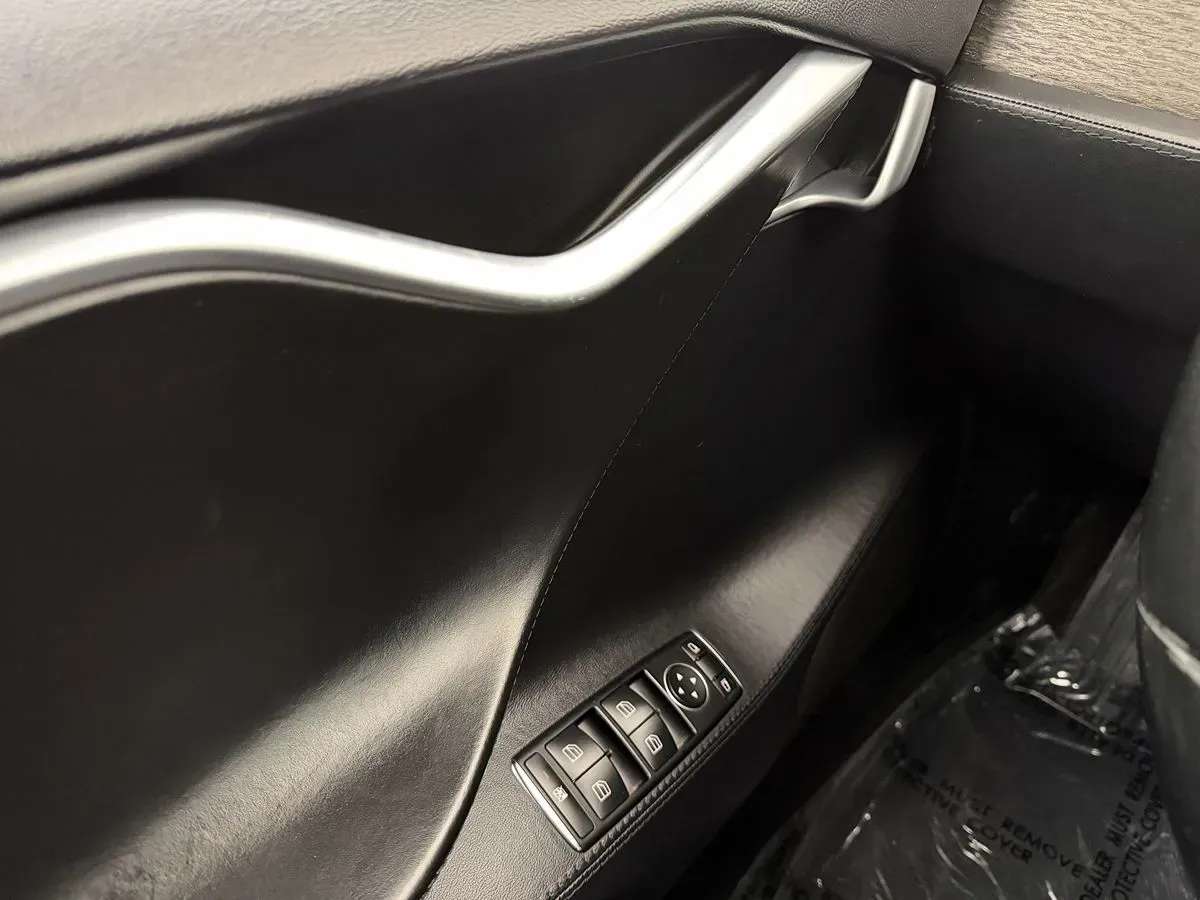 Tesla Model S photo 12