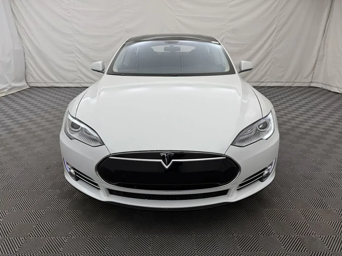 Tesla Model S photo 3
