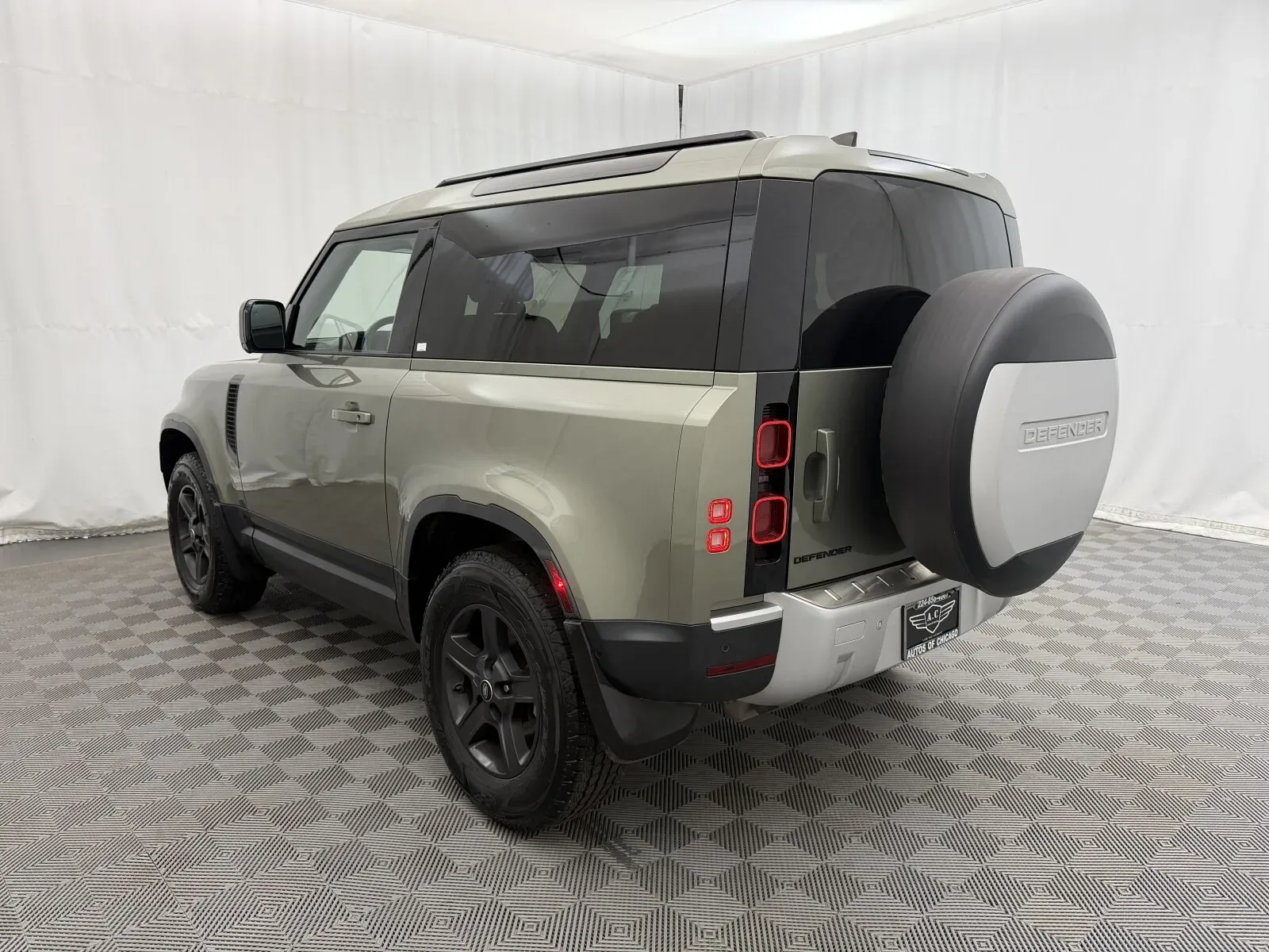Land Rover Defender photo 8