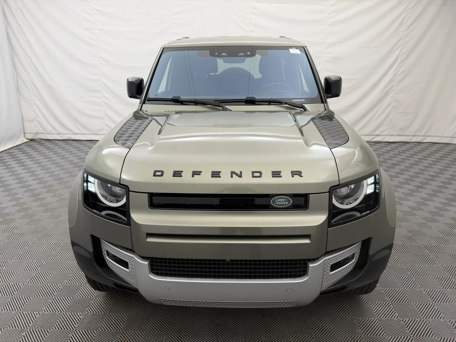 Land Rover Defender photo 3