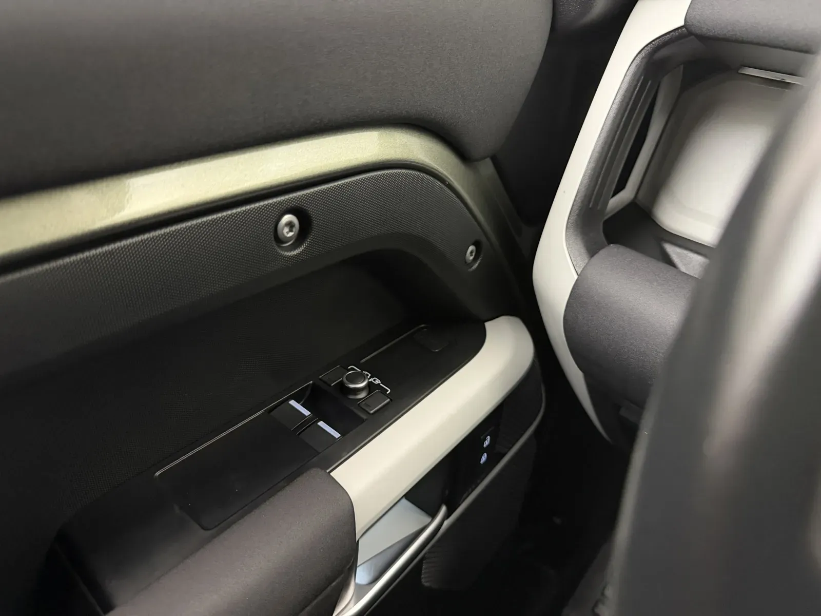 Land Rover Defender photo 13