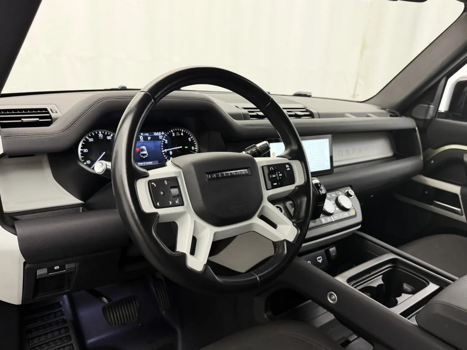 Land Rover Defender photo 10