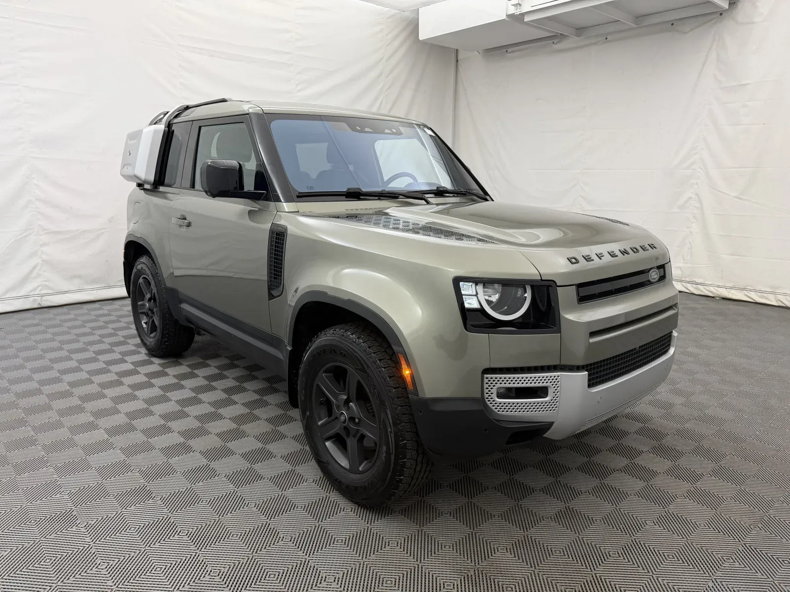 Land Rover Defender photo 4