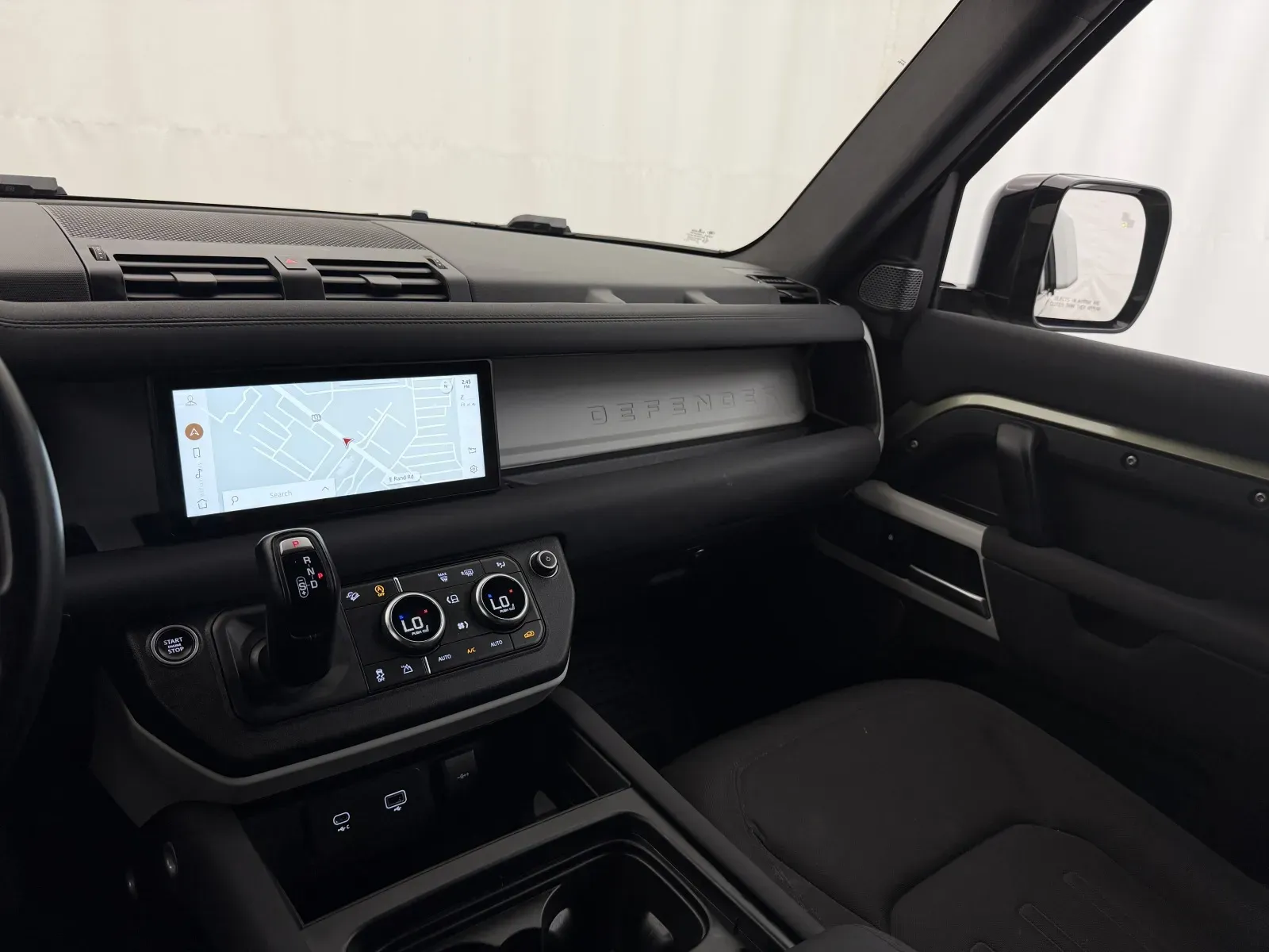 Land Rover Defender photo 16