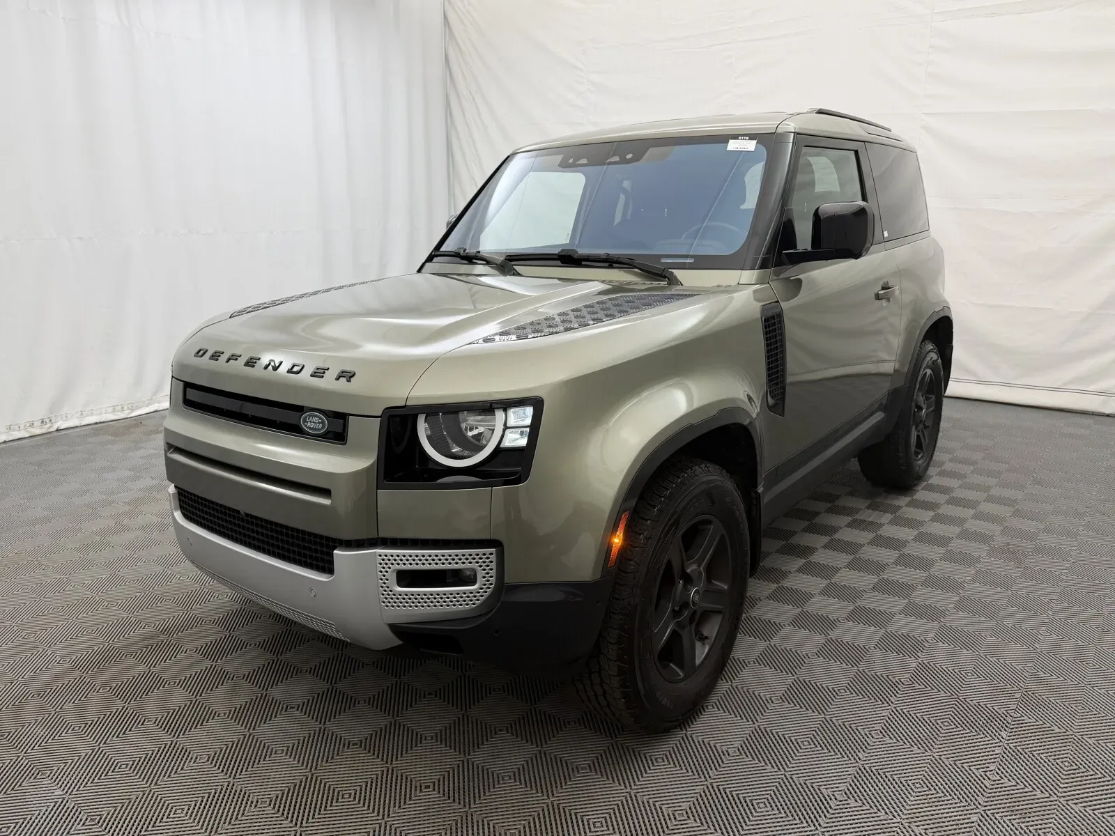 Land Rover Defender photo 2