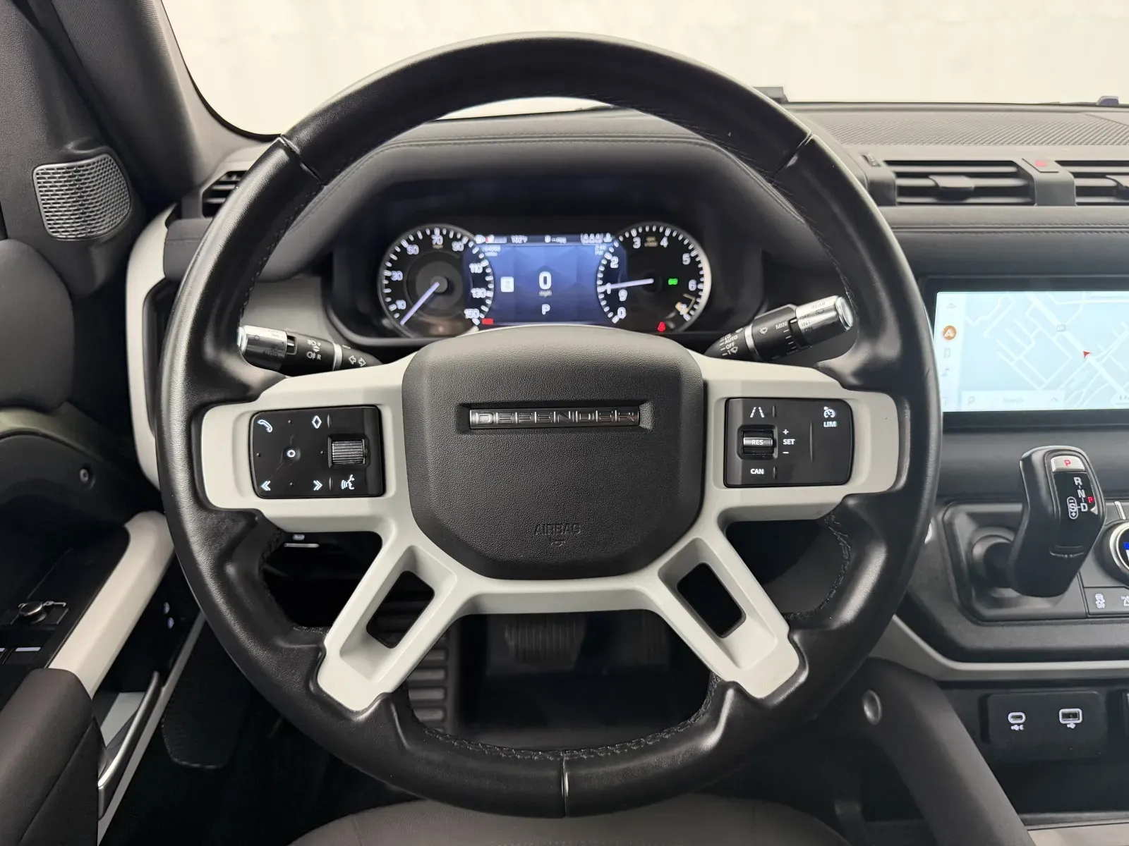 Land Rover Defender photo 11
