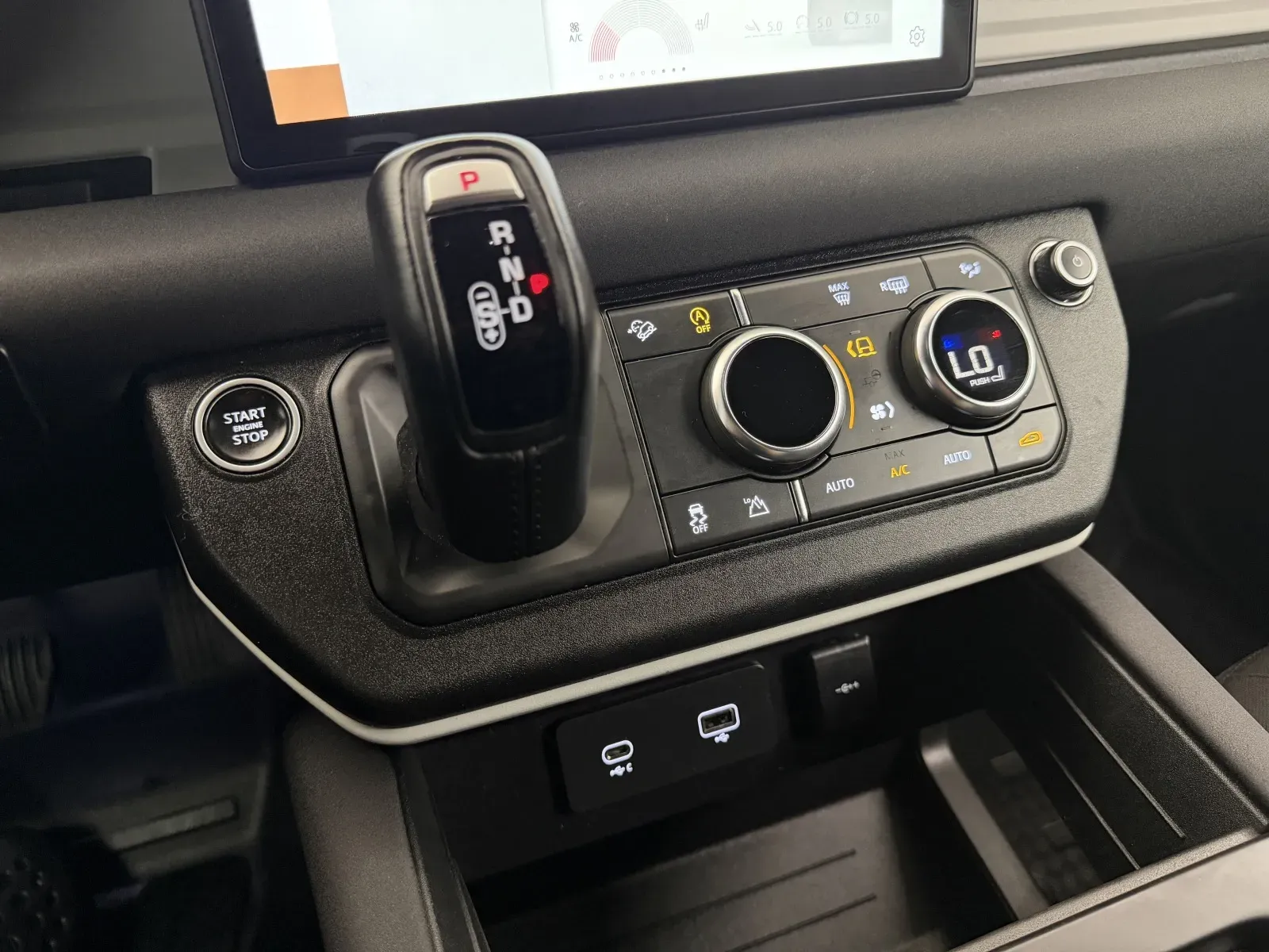 Land Rover Defender photo 39