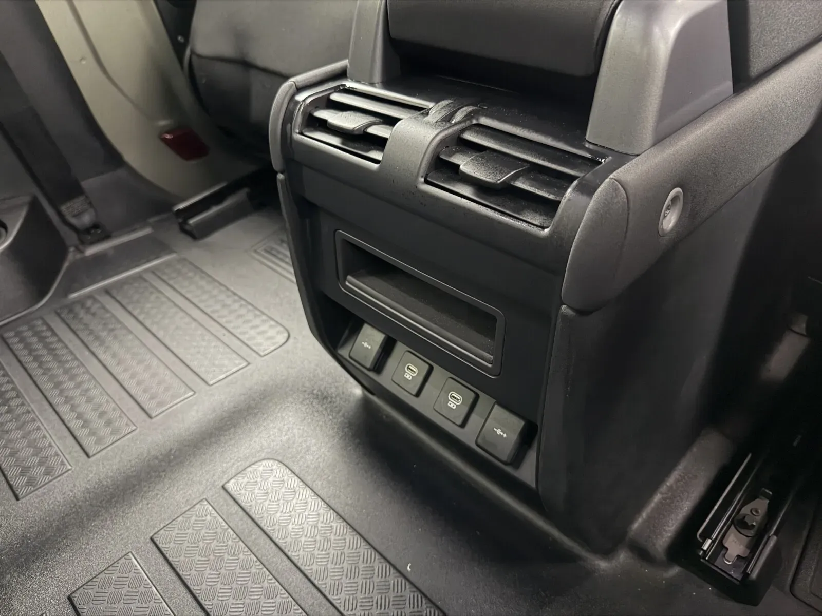 Land Rover Defender photo 43