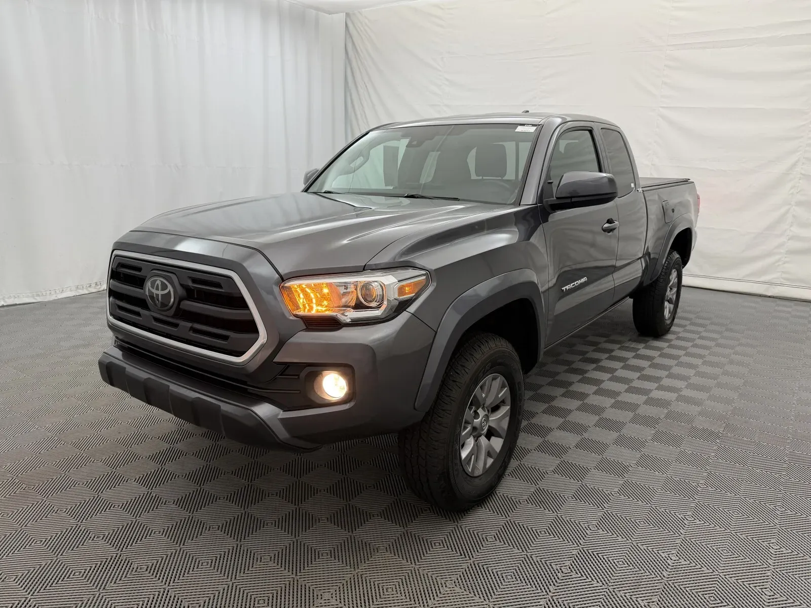 Toyota Tacoma photo 2