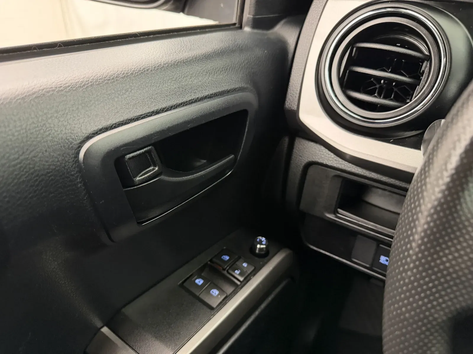 Toyota Tacoma photo 14