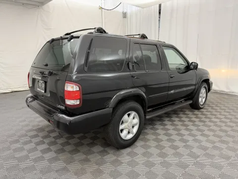 More photos of 2001 Nissan Pathfinder LE at Autos of Chicago, IL